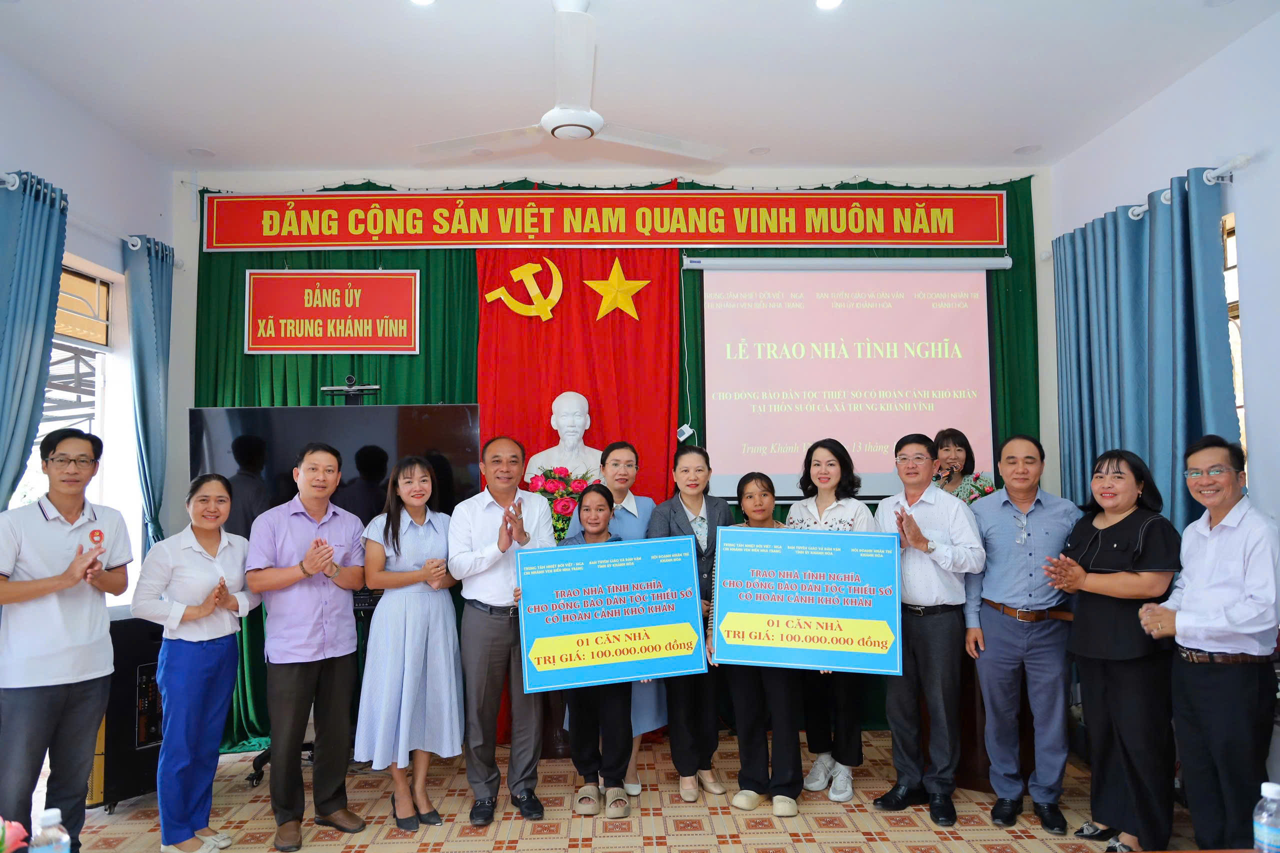 BAN TUYÊN GIÁO VÀ DÂN VẬN TỈNH ỦY KHÁNH HÒA TỔ CHỨC VỀ NGUỒN - KẾT HỢP TRAO NHÀ TÌNH NGHĨA CHO ĐỒNG BÀO DÂN TỘC THIỂU SỐ CÓ HOÀN CẢNH KHÓ KHĂN TẠI XÃ TRUNG KHÁNH VĨNH